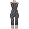 Detail eines schmal geschnittenen Spitzen-Jumpsuits mit Rosenmuster und Trägern - S / Schwarz