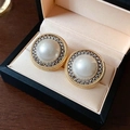 Boucles d'oreilles vintage en perles avec cadre en métal bicolore or et argent - Perle Blanche en Métal Bicolore