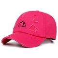 Détail d'une casquette fuchsia vieillie avec broderie de montagne noire et texte Hoboo - Réglable / Rose Foncé
