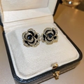 Nahaufnahme von Vintage-Ohrringen in Blumenform mit Goldrand und Strass in einer Box - 4# Silbernadel Schwarz Gold Blume Zirkon Stecker