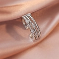 Breiter silberner Perlenring mit Zirkoniasteinen auf elegantem Seidenhintergrund - Einstellbar Offen / Silber