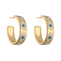 Orecchini a cerchio a C placcati in oro con motivi in smalto blu e bianco su sfondo bianco - Bianco