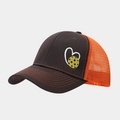 Dettaglio del cappello trucker marrone e arancione con ricamo cuore e pallina da pickleball - Grigio Scuro Con Mesh Arancione