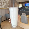 White double-walled 750ml plastic straw cup with Good Lucky print held in a cafe - 750ml / Letter Style - Yellow