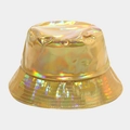 Primer plano del sombrero de pescador dorado holográfico con tejido láser y costuras finas - M (56-58cm) / Dorado