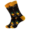 Lustige Baumwollsocken mit Ananas-Muster und gelben Fersen auf weißem Hintergrund - Springende Ananas