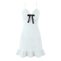 Vestido blanco de encaje con tirantes finos, lazo negro y bajo con volantes en fondo blanco - S / Blanco