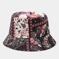 Dettaglio della stampa floreale bohémien su un cappello da sole a tesa larga - Stampa Etnica Rosso Nero Viola Bianco (Colore 11)
