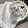 Chaussettes grises en coton avec broderie chiot blanc et bords côtelés sur plateau - Broderie Chiot Gris