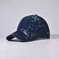 Dettaglio del berretto da baseball in denim blu con motivi mimetici pixelati e visiera - Verde Floreale