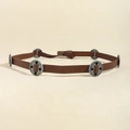 Detail van vintage bruine leren riem met gesneden cirkelvormige metalen gespen en zwarte stenen - camel