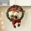 Couronne de Noël en vigne avec poupée Père Noël, panneau HO HO HO et baies - AGHH24-5 Couronne en rotin Père Noël