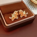 Dettaglio di orecchini vintage a forma di unicorno con cristalli ambrati in una scatola - Unicorno Oro Ambra (Perno in Argento S925)