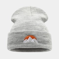 Bonnet en maille gris avec broderie de montagne et soleil pour la chaleur hivernale - Gris clair