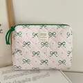 Dettaglio della trousse trapuntata bianca con fiocchi verdi e chiusura a cerniera - Clutch Bag / Fiocco di Guava