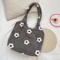 Détail du sac cabas gris pelucheux avec broderie florale et doublure à carreaux et fermoir aimant - Gris avec Fleur