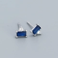 S925 Sterling Silber Ohrstecker mit blauem quadratischem Zirkon und klaren Steinen - Platin (Blauer Zirkonia)