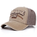 Detalle de gorra de béisbol vintage con bordado 1985 y bordes desgastados estilo retro - Ajustable / Caqui
