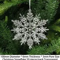 Pack de 50 adornos de copos de nieve de cristal colgando de ramas verdes de árbol de Navidad - Copo de Nieve de Uva de 100mm (50 Piezas/Paquete)