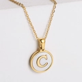 Collar de acero inoxidable chapado en oro de 18k con colgante de concha y la letra C - Letra C