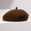 Nahaufnahme der braunen Strickbaske mit einer feinen schwarzen Lederschleife - Verstellbar / Kaffee/Braun (Schwarze Schleife)