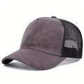 Dettaglio della visiera in camoscio grigio e rete nera su questo cappellino baseball - Grigio