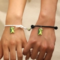 Leuchtende Dinosaurier Magnet-Herz-Armbänder mit schwarz-weißen gewebten Seilen - Leuchtendes Dinosaurier Magnetisches Armband-Set (S228)