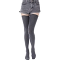 Détail de chaussettes hautes en tricot gris foncé montrant la texture et la coupe - Gris