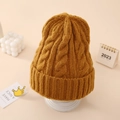 Vista detallada del gorro de punto de trenzas amarillo jengibre grueso con borde enrollado - Caramelo