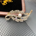Broche élégante en forme de feuille dorée avec strass blancs et perle sur soie noire - BZ082 Feuille Pavée
