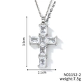 Detailoverzicht van zilveren kruishanger met maten en vijf grote ingelegde zirkoon - Rechthoekig Strass Zilver Kruis (N01152-2)