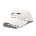 Détail de la casquette blanche style usé avec anneaux en métal et broderie Art is for everybody - M (56-58cm) / Blanc