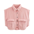 Gilet corto in denim rosa da donna con rever classico e tasche con patta su sfondo bianco - Rosa