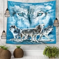 Detalle de tapiz de lobos con luna llena y bosque en un entorno decorativo de interior - 150x130cm / Lobo Salvaje