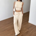 Completo beige da donna in maglia a costine con top senza maniche e pantaloni larghi - S / Albicocca