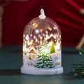 Nahaufnahme der beleuchteten Weihnachts-Kuppellampe mit verschneiter Waldszene und LED - B Warmes Licht