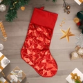 Grote rode kerstsok met gouden geometrische patronen op houten achtergrondstructuur - Rood