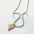 Collar de corazón minimalista con dije dorado y cadena de cuentas plateadas - Corazón de Oro Rosa Cadena de Plata