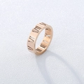 Anello classico in acciaio al titanio oro rosa con numeri romani traforati - Oro rosa