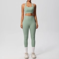 Dettaglio del set yoga verde salvia con reggiseno sportivo e leggings a vita alta con tasche - S / Verde Basilico