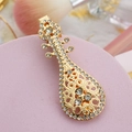 Fermaglio per capelli dorato a forma di pipa con strass lucidi su base espositiva rosa - Stile 01-Forma di Liuto
