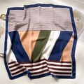Dettaglio di un foulard in raso di seta con strisce geometriche blu navy e marroni - Patchwork Geometrico Blu Caffè (FJ698-4)