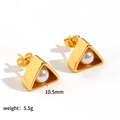 Detalle de pendientes triangulares dorados con ancho 10,5mm y peso de 5,5g - Estilo Perla Triángulo (TE60567)
