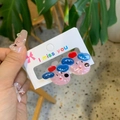Primer plano de pendientes de dibujos animados en acrílico rosa con estilo de dopamina - Rosa-Cereza Perro