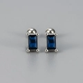 Dettaglio di orecchini a vite argentati con zircone blu rettangolare e incastonatura a griffe - Vite Rettangolare / Zircone Nero Argento