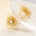 Bague fleur dorée ajourée avec un cristal central et un anneau ajustable élégant - Style Zircone Ligne Creuse (KR113312-SP)