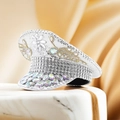 Detalle de gorra de capitán con lentejuelas blancas, grandes pedrería y flores de cristal - Ajustable / Diamante de Imitación Grande Lentejuelas Plateadas Hilo de Oro