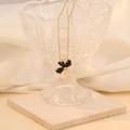 Elegante vergulde halsketting met zwarte bloem hanger en sprankelende zirkon accenten - Zwart