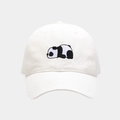Gros plan sur la broderie panda d'une casquette blanche en coton aux coutures précises - Blanc