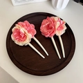 U-förmige Haarnadeln mit Seidenrosen in Pink und Creme auf einem dunklen Holztablett - Weiß Orangerot